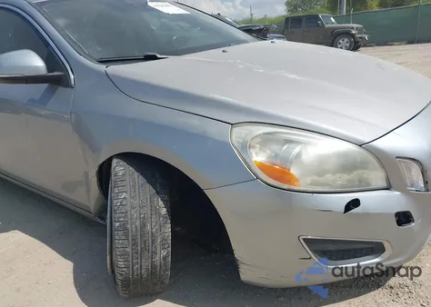 2013 Volvo S60 T5/T5 Platinum/T5 Premier/T5 Premier Plus z USA, uszkodzony, nr VIN YV1612FS0D2231027